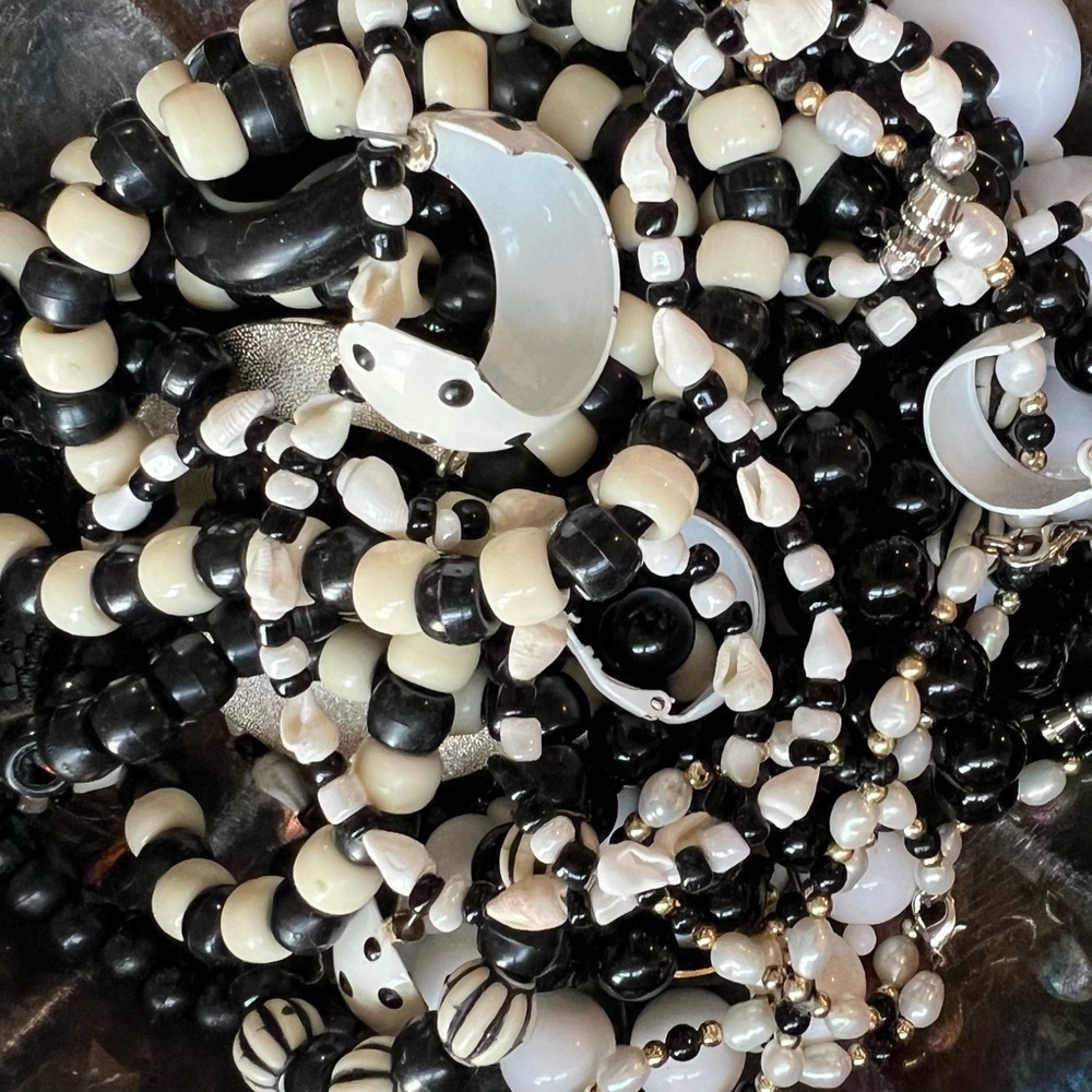 Vintage Black & White Jewelry Mix Wear Upcycle Craft Lot Earrings Necklaces - Picture 4 of 5